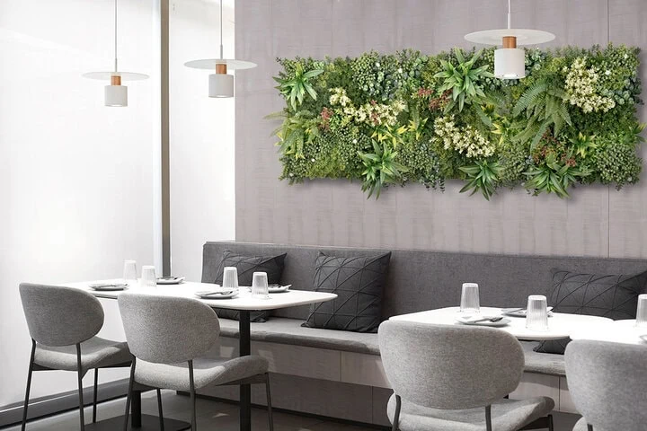 follaje sintetico ideal para crear muros verdes decorativos en interiores y exteriores. realista, duradero y sin mantenimiento. transforma espacios con estilo natural todo el año