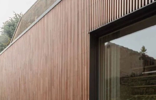 lambrin wpc tekno step coextruido tipo madera, perfecto para fachadas modernas. protege muros y paredes exteriores con un acabado natural y resistente a rayos uv y cambios de clima. decoracion exterior elegante y duradera con instalacion sencilla y materiales sostenibles de alta calidad.