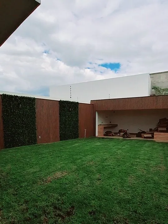 fachada lambrin wpc tekno step coextruido tipo madera para exteriores, revestimiento resistente al agua, sol y humedad. ideal para muros, paredes y techos modernos con apariencia natural, bajo mantenimiento y gran durabilidad para proyectos residenciales o comerciales.