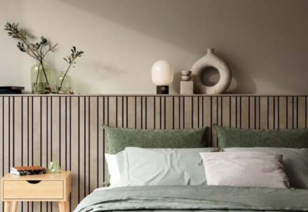 Lambrín WPC Ranurado Asimétrico para Interiores | Revestimiento decorativo moderno lambrin wpc ranurado asimetrico para interiores, es un revestimiento decorativo moderno para muros y techos, con apariencia de madera natural, fondo negro, desigualdad entre los canales de cada panel, resistente a humedad, fuego y termitas.