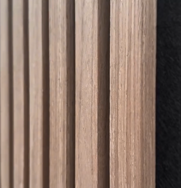 muestra de panel wpc acustico para pared interior en color nogal