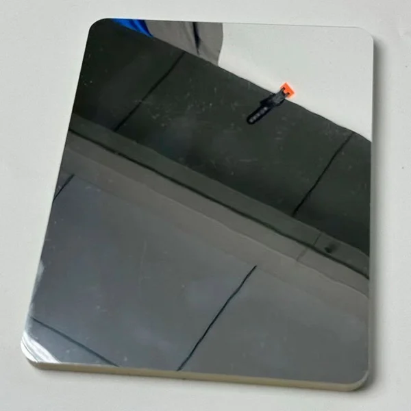 el espesor del panel decorativo bcc tipo espejo tekno step, genera impresion amplia y luminosa; instalacion profesional con adhesivo; resistente y de bajo mantenimiento para trafico moderado interior