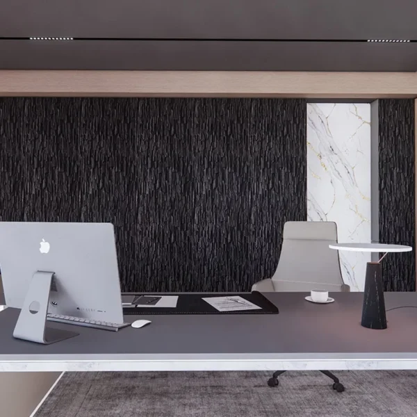 panel pu replica tipo tronco tekno step en pared de oficina ejecutiva aporta un toque natural y profesional, mejora acustica leve por su relieve y textura, facil de instalar sin obras pesadas, mantenimiento simple y apariencia premium para salas de juntas ideal para muros interiores