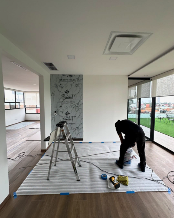 paneles de pvc tipo marmol quality indoor instalacion paso a paso: medir, cortar a medida, encajar machihembrado o pegar con adhesivo recomendado, sellar perfiles; sistema rapido que no requiere obra mayor y permite acabado sin juntas