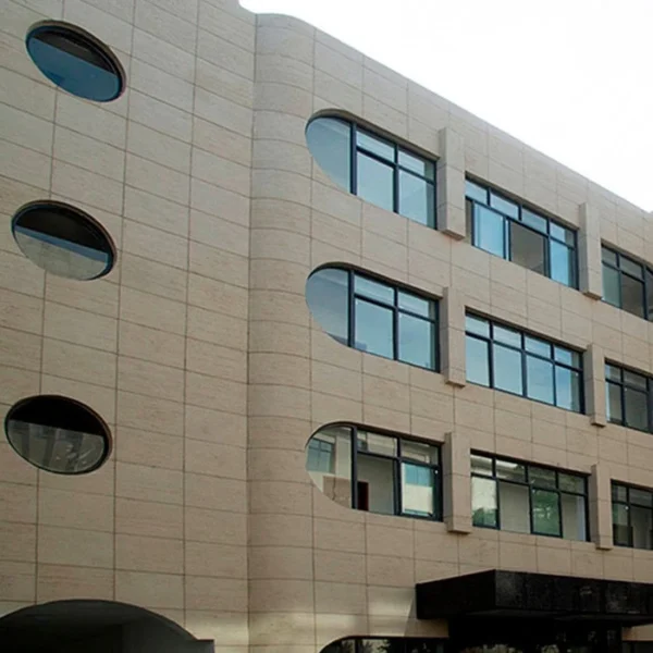 laminas de piedra y madera flexible tekno step cantera beige instaladas en fachada de edificio de oficinas revestimiento ligero y resistente ideal para muros exteriores y fachadas comerciales