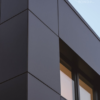 placas alucobond de aluminio compuesto quality outdoor instaladas en fachada de oficinas con diseño moderno y resistencia a la intemperie