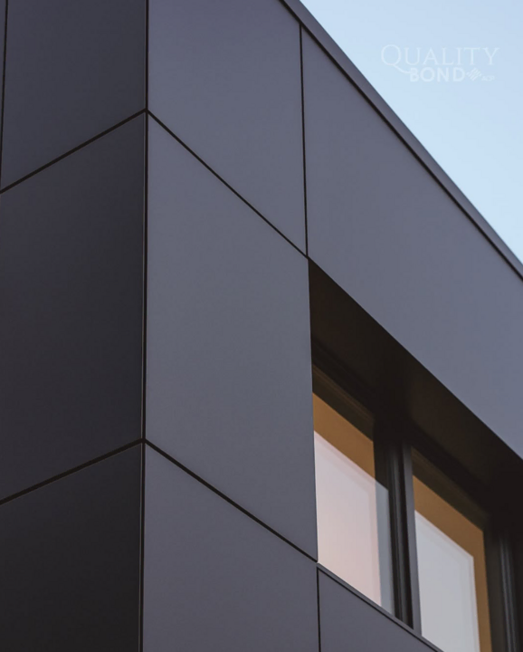 placas alucobond de aluminio compuesto quality outdoor instaladas en fachada de oficinas con diseño moderno y resistencia a la intemperie