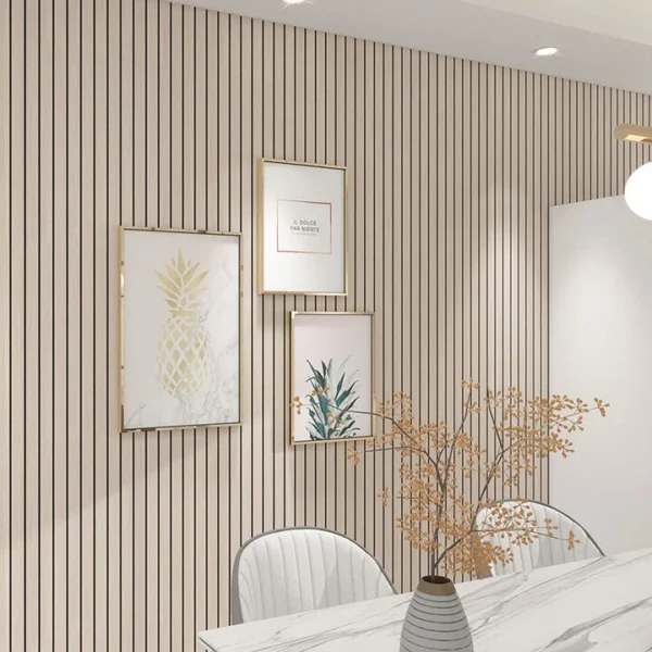 tapiz de pvc autoadherible tipo lambrin ashra en comedor, panel acanalado 3d en rollo, instalacion rapida y limpieza facil