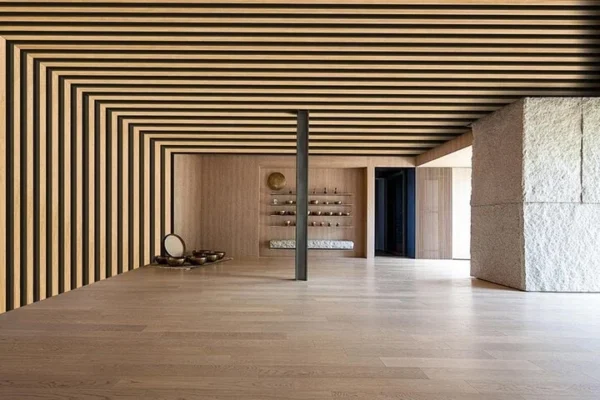 vigas de pvc para interior tipo madera en muro y techo de recibidor tekno step; acabado madera, resistente a humedad, autoextinguible, ligero y de bajo mantenimiento; ideal para entradas con diseno calido y elegante