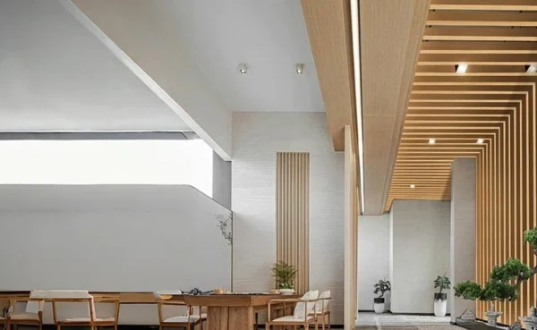 vigas de pvc para interior tipo madera en cafeteria, muro y techo tekno step; material ligero, autoextinguible y de larga duracion; crea ambientes acogedores y modernos con bajo mantenimiento diario