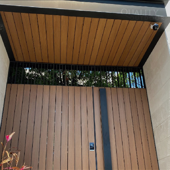 panel cladding wpc exterior quality outdoor instalado en puerta peatonal principal acabado co extruido hdpe duradero y sin mantenimiento