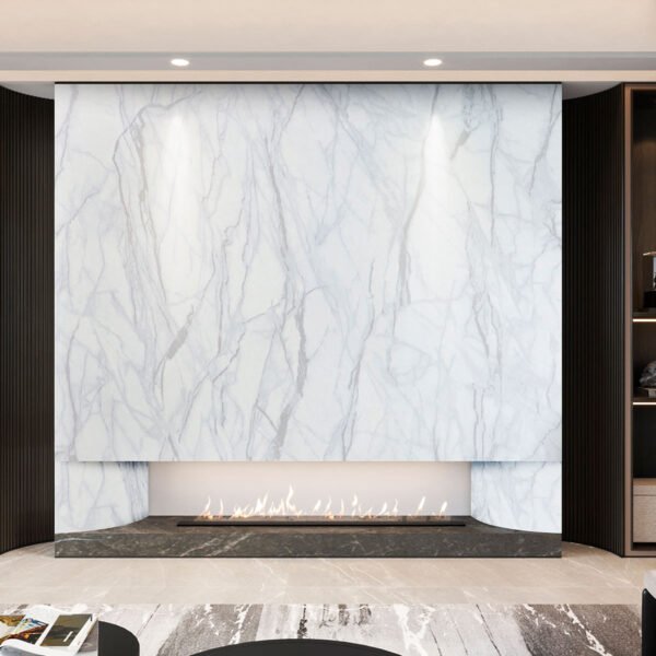 tapiz pvc autoadherible tipo marmol tekno step modelo luanda instalado en muro de chimenea, rollo 1200x2400 mm pieza 2 mm espesor, resistente y facil mantenimiento, autoadherible