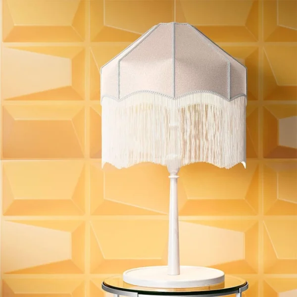 Panel Dorado 3D de PVC Decorativo para Sala de Lectura - Modelo Laredo | Tekno Step panel 3d de pvc decorativo dorado para sala de lectura modelo laredo tekno step instalado en rincon de lectura, aporta calidez y elegancia