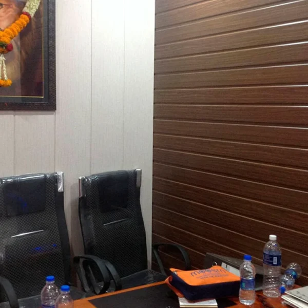 panel pvc tekno step manchester instalado en muro de oficina, resistente a impactos leves, facil limpieza, acabado profesional que mejora la estetica, modelo manchester