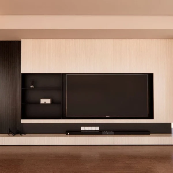 tapiz pvc tipo madera acabado mate tekno step modelo kigali aplicado en mueble de tv, autoadherible, bajo mantenimiento, acabado mate que evita reflejos y aporta calidez al espacio