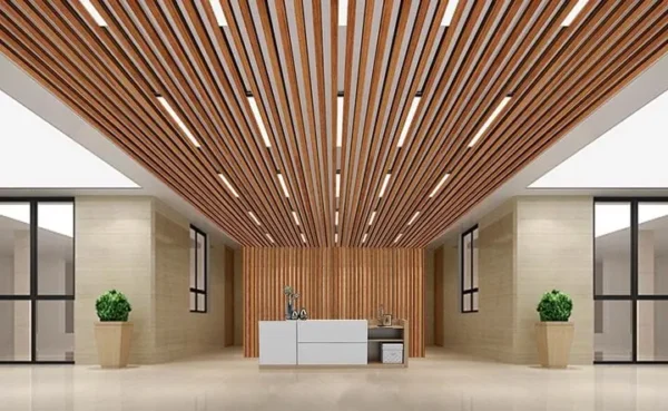 vigas de pvc para interior tipo madera en recepcion, muro y techo tekno step; instalacion rapida, bajo mantenimiento y comportamiento autoextinguible; mejora la imagen profesional con acabado madera realista