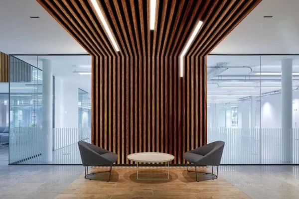 vigas de pvc para interior tipo madera en sala de espera, muro y techo tekno step; limpia facil, reduce mantenimiento y crea confort visual; material estable y ligero para interiores de alto transito