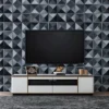 panel 3d de pvc decorativo negro para muro de tv modelo riverside tekno step instalado como fondo audiovisual, mejora imagen y reduce eco