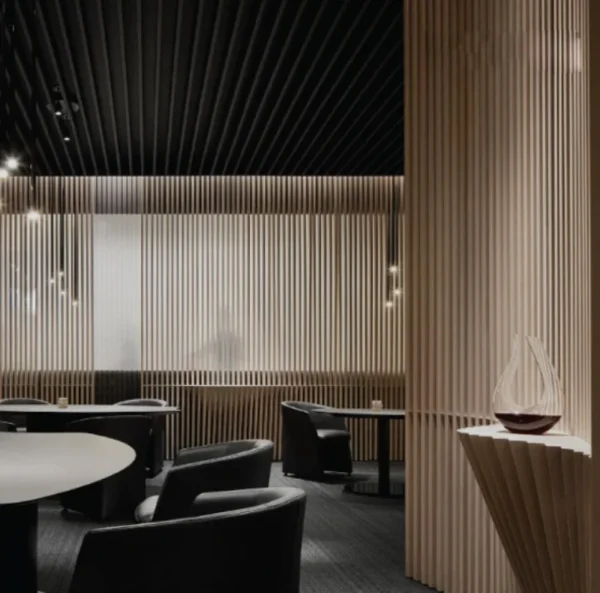 viga perfil de pvc interior instalada como celosia en restaurante moderno creando ambientes elegantes con ventilacion y privacidad ideal para interiores de alto nivel