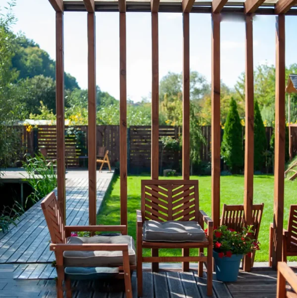 viga exterior wpc tipo madera tekno step | precio economico en mexico instalada en desayunador de jardin, acabado teak, resistente a intemperie y humedad, facil instalacion y bajo mantenimiento