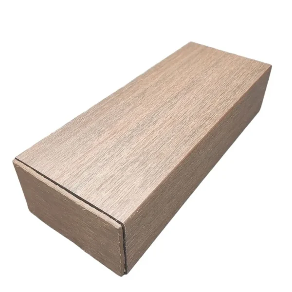 viga exterior wpc tipo madera tekno step | precio economico en mexico color teak vista lateral, textura de veta tipo madera, duradera, resistente a humedad y plagas, instalacion rapida y practica.