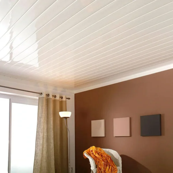 panel pvc tekno step york instalado en plafon de comedor, acabado elegante y facil limpieza, resistente a la humedad ligera, mejora la iluminacion y aporta acabado premium, modelo york