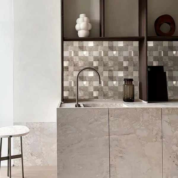 Panel Metálico Decorativo Autoadherible para Pared | Tekno Step — Modelo Nagoya panel metalico decorativo autoadherible para pared tekno step modelo nagoya diseño en relieve 3d proteccion contra humedad resistencia al desgaste bajo mantenimiento instalacion sencilla