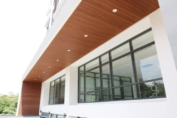 revestimiento wall cladding wpc merbau tekno step para muros exteriores, acabado tipo madera calido, resistencia uv y humedad, perfecto para fachadas modernas y proyectos residenciales duraderos