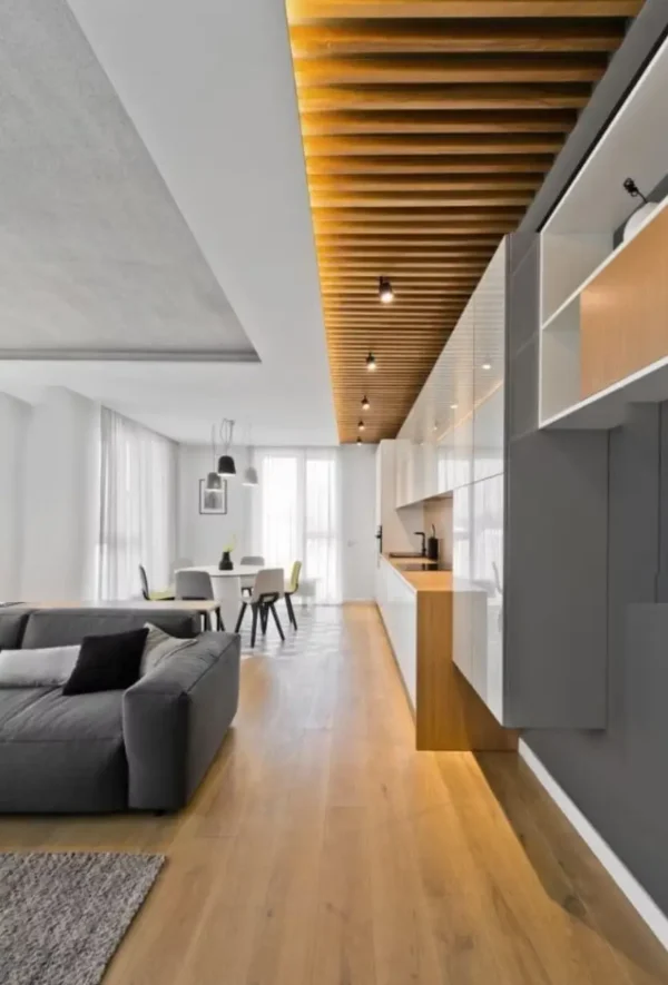 vigas de pvc tipo madera para techo interior con sistema oculto de ensamble a presion, perfil hueco ligero de alta resistencia, no se agrietan ni absorben humedad, solucion decorativa durable para plafon con acabado realista y bajo mantenimiento