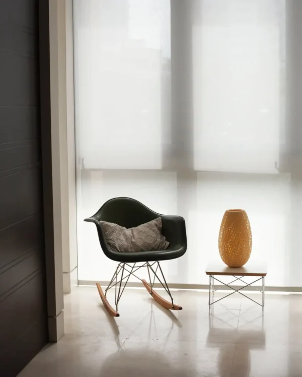 persianas screen enrollables 3000-10% vertilux con alta entrada de luz natural, sin perder privacidad desde el exterior, microperforacion del 10% ideal para aplicaciones residenciales, comerciales y corporativas.