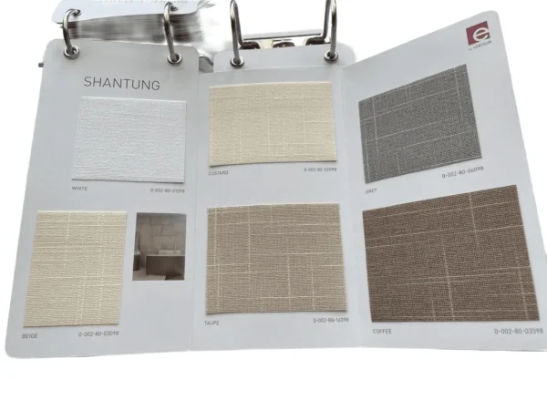 muestrario físico de las persianas semi traslúcidas aspen fr de vertilux con texturas y colores realistas