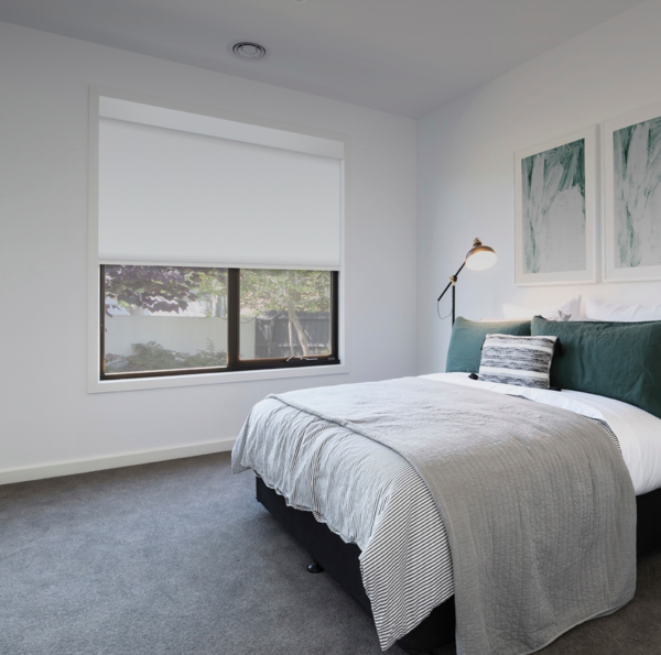 persiana blackout enrollable lanair vertilux para ventanas: solucion arquitectonica para oscurecer espacios con elegancia, brindar privacidad interior y un acabado textil sofisticado en ventanas.