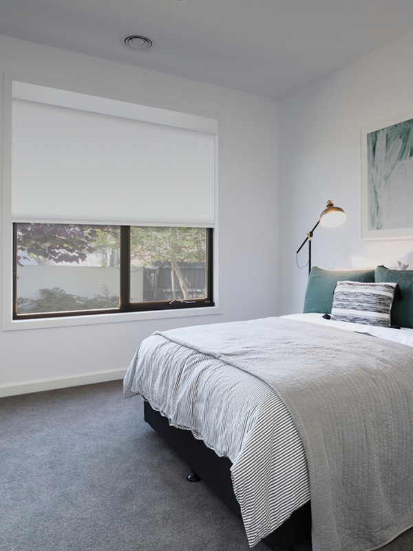 persiana blackout enrollable lanair vertilux para ventanas: solucion arquitectonica para oscurecer espacios con elegancia, brindar privacidad interior y un acabado textil sofisticado en ventanas.