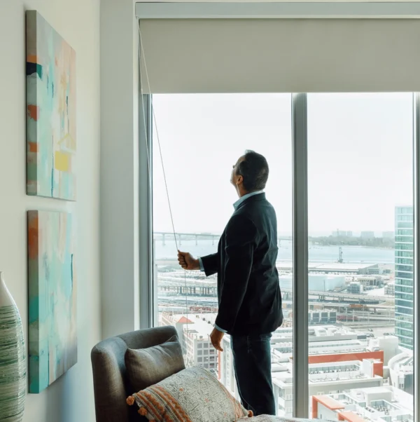 la persiana blackout enrollable south beach vertilux: es el revestimiento para ventanas que sirve para bloquear luz, reducir calor y mejorar la privacidad en interiores, especialmente en recamaras y espacios que requieren privacidad constante.