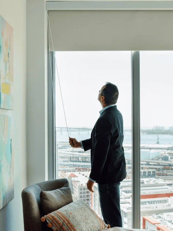 la persiana blackout enrollable south beach vertilux: es el revestimiento para ventanas que sirve para bloquear luz, reducir calor y mejorar la privacidad en interiores, especialmente en recamaras y espacios que requieren privacidad constante.