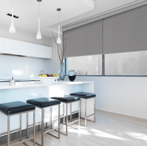 persiana blackout enrollable stucco vertilux con control luminico absoluto y con estetica textil arquitectonica. bloqueo total de luz exterior, disminucion de ganancia termica, ideal para interiorismo residencial y comercial.