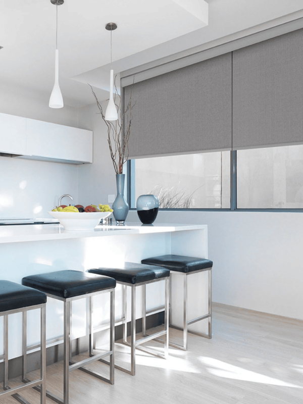 persiana blackout enrollable stucco vertilux con control luminico absoluto y con estetica textil arquitectonica. bloqueo total de luz exterior, disminucion de ganancia termica, ideal para interiorismo residencial y comercial.