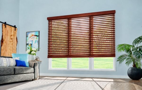 Persiana de madera Basswood 2 pulgadas Cherry en ambiente Persiana de madera Basswood 2 pulgadas Cherry en ambiente