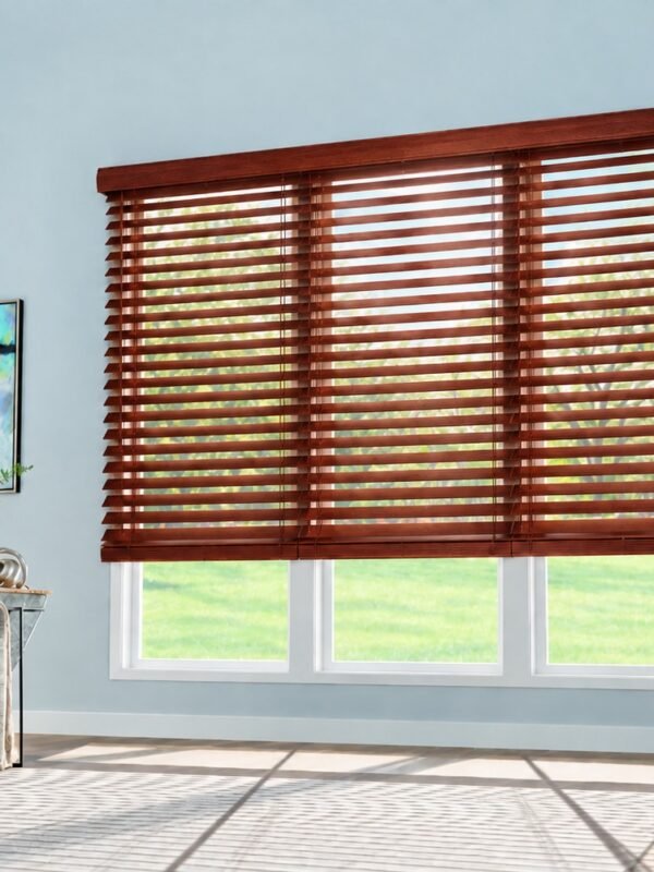 Persiana de madera Basswood 2 pulgadas Cherry en ambiente Persiana de madera Basswood 2 pulgadas Cherry en ambiente