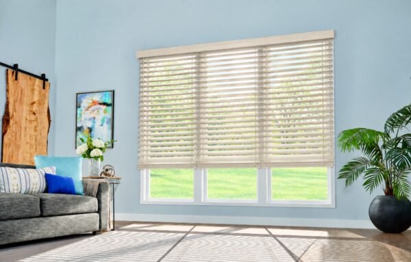 Persiana de madera Basswood 2 pulgadas Frost White en ambiente Persiana de madera Basswood 2 pulgadas Frost White en ambiente