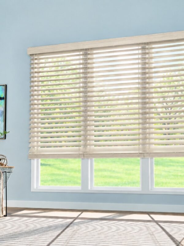 Persiana de madera Basswood 2 pulgadas Frost White en ambiente Persiana de madera Basswood 2 pulgadas Frost White en ambiente