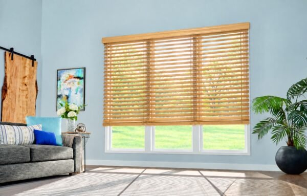 Persiana de madera Basswood 2 pulgadas Golden Oak en ambiente Persiana de madera Basswood 2 pulgadas Golden Oak en ambiente