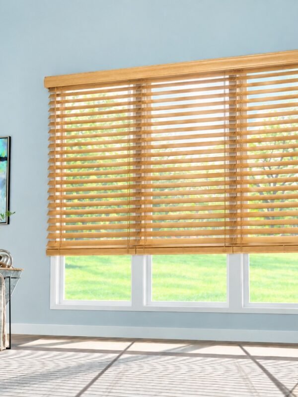 Persiana de madera Basswood 2 pulgadas Golden Oak en ambiente Persiana de madera Basswood 2 pulgadas Golden Oak en ambiente