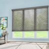 Persiana de madera Basswood 2 pulgadas Grey Shadow en ambiente