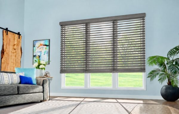 Persiana de madera Basswood 2 pulgadas Grey Shadow en ambiente Persiana de madera Basswood 2 pulgadas Grey Shadow en ambiente