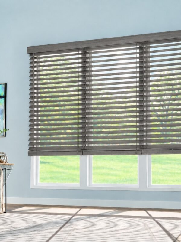 Persiana de madera Basswood 2 pulgadas Grey Shadow en ambiente Persiana de madera Basswood 2 pulgadas Grey Shadow en ambiente