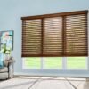 Persiana de madera Basswood 2 pulgadas Toasted Walnut en ambiente