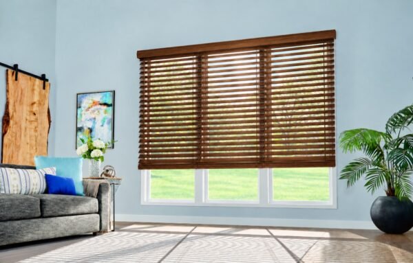 Persiana de madera Basswood 2 pulgadas Toasted Walnut en ambiente Persiana de madera Basswood 2 pulgadas Toasted Walnut en ambiente