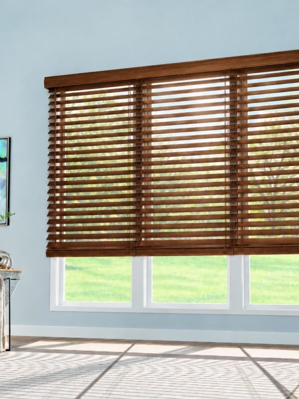 Persiana de madera Basswood 2 pulgadas Toasted Walnut en ambiente Persiana de madera Basswood 2 pulgadas Toasted Walnut en ambiente