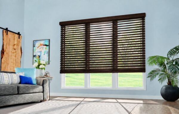 Persiana de madera Basswood 2 pulgadas Wengue en ambiente Persiana de madera Basswood 2 pulgadas Wengue en ambiente